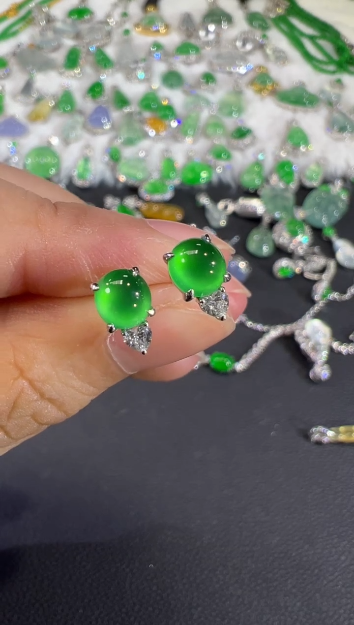 18K金镶嵌翡翠耳饰。B525|39800