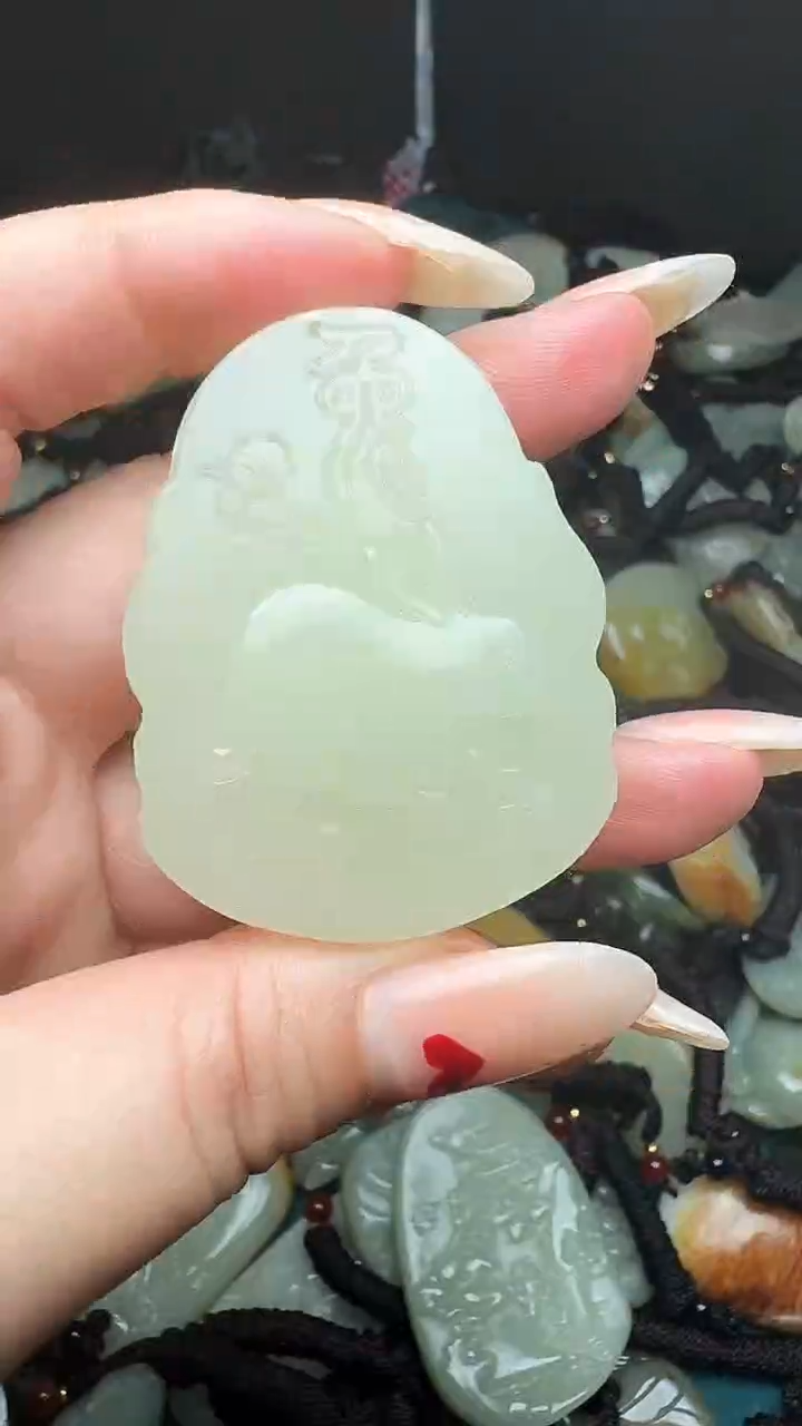 和田玉未镶嵌颈饰兔