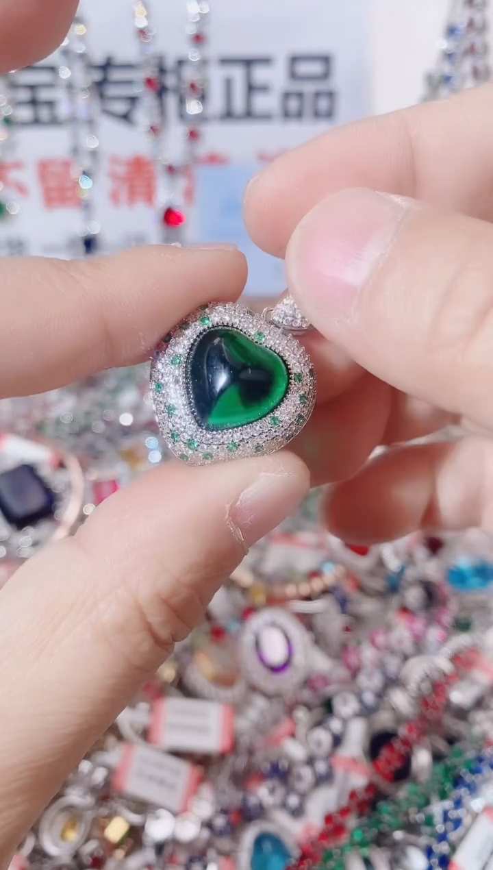 颈饰未镶嵌祖母绿  