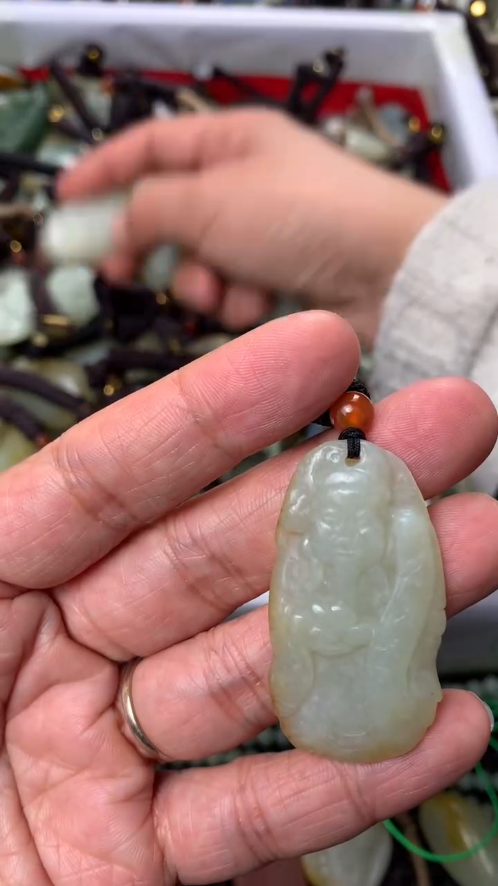 【闪购商品】和田玉颈饰未镶嵌多样性发货没有证书.拍一发一，有瑕