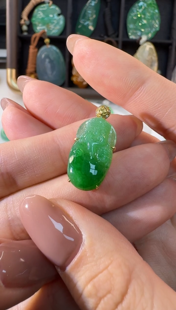 颈饰18K金镶嵌翡翠露****u缅甸A货翡翠