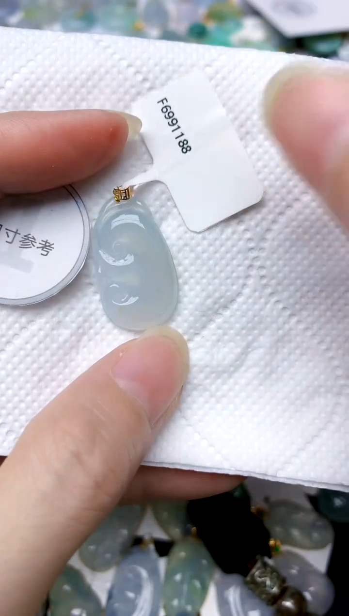 颈饰18K金镶嵌翡翠天然A货翡翠