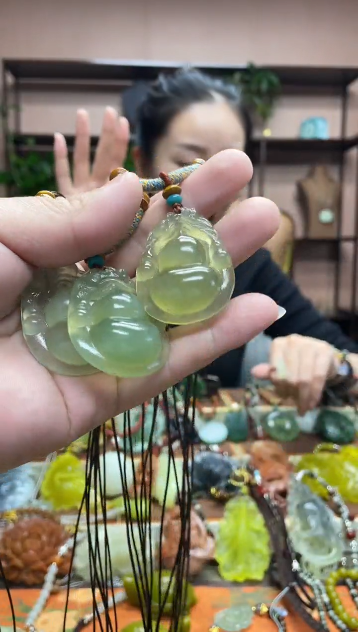 未镶嵌岫玉颈饰多样性发货发其中之一