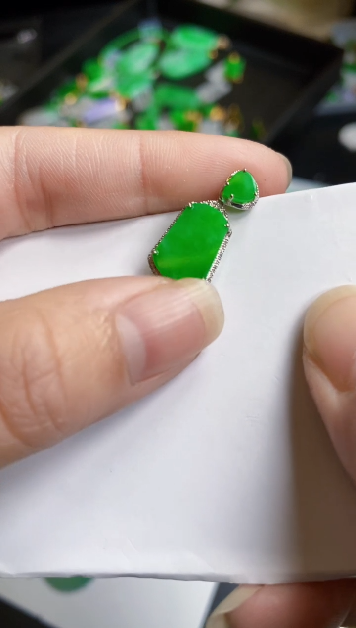 【闪购商品】翡翠颈饰18K金镶嵌吊坠