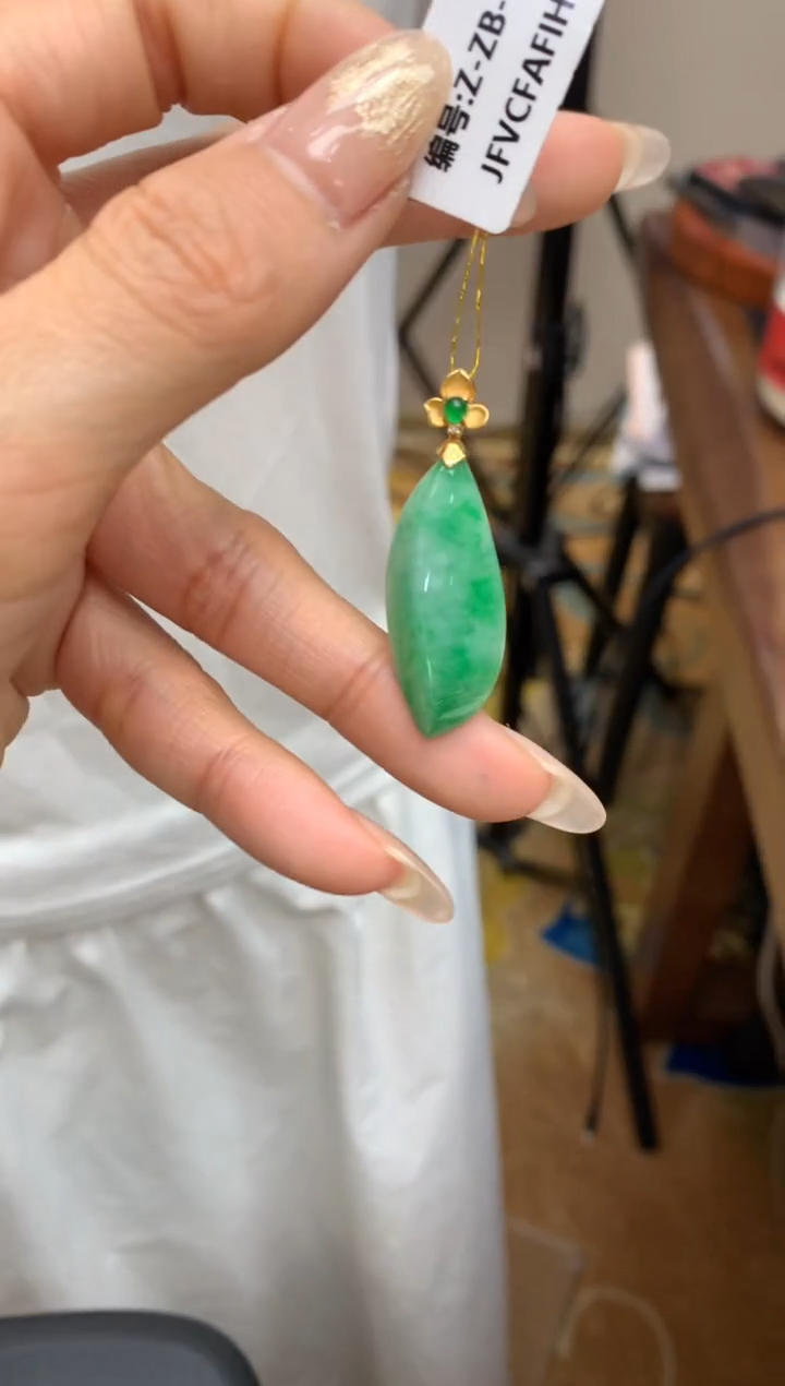 【闪购商品】翡翠颈饰18K金镶嵌随形