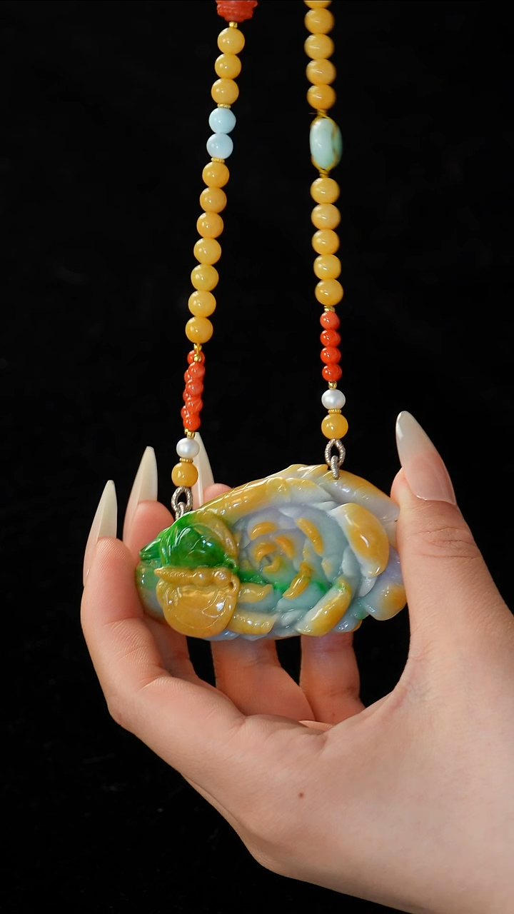 【闪购商品】翡翠颈饰未镶嵌特色黄加绿蝶恋花