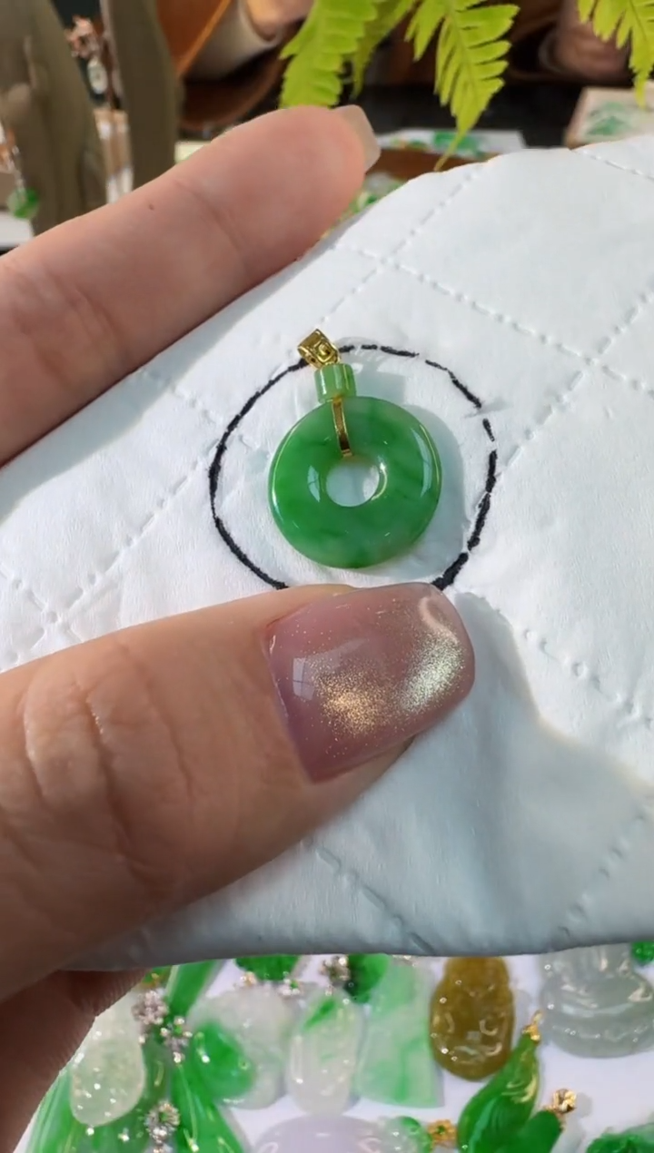 【闪购商品】翡翠颈饰18K金镶嵌缅甸A货翡翠吊坠