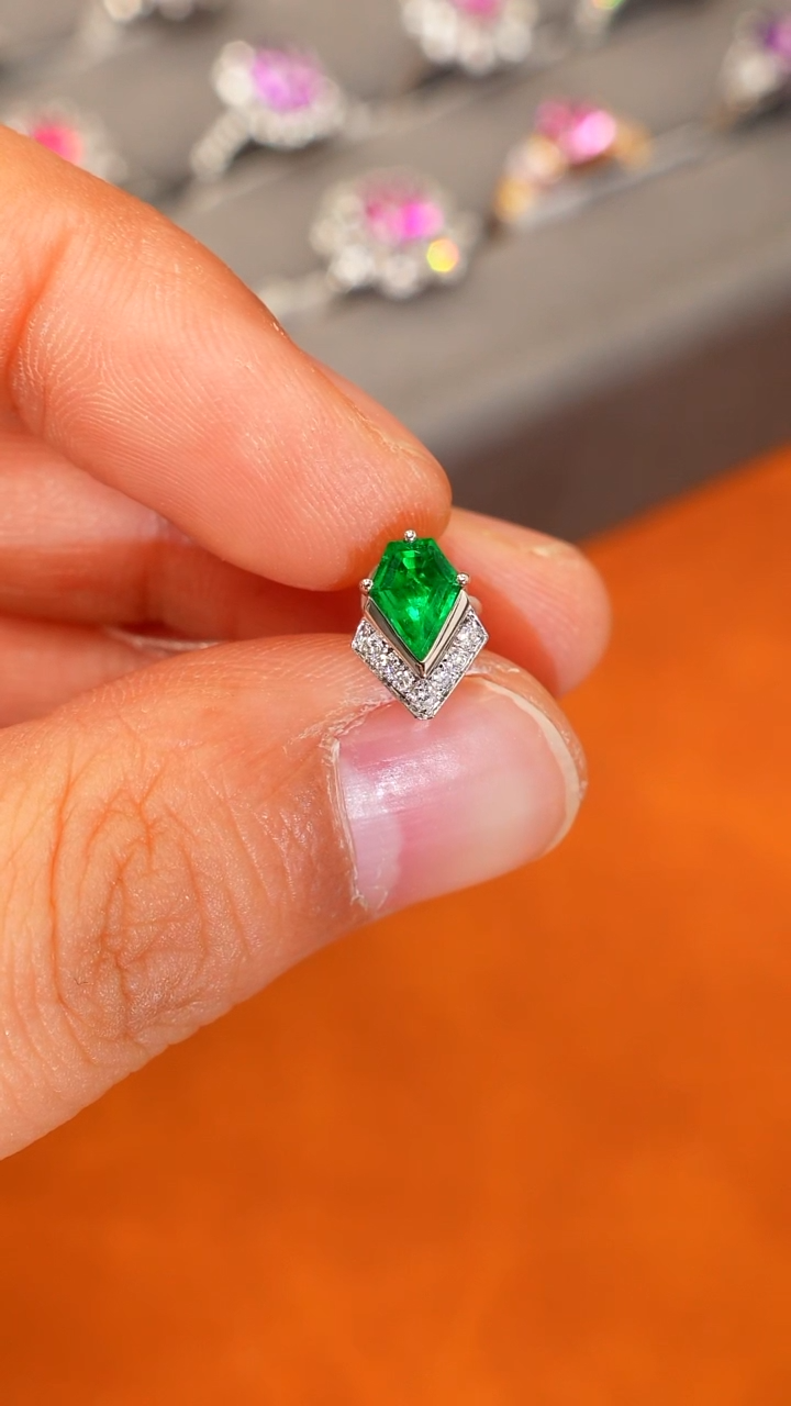 【闪购商品】祖母绿耳钉18K金镶嵌0.33克拉