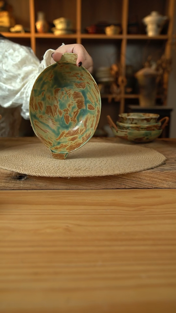 黄绿色系列的8英寸双耳椭圆深盘1个