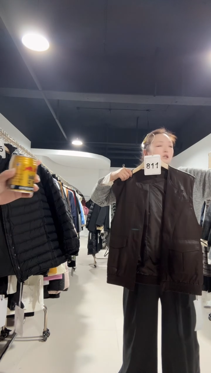 811-马甲棕色··················