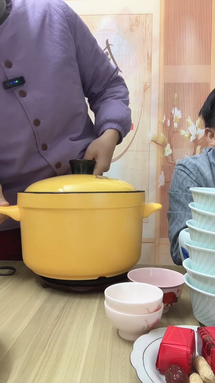 黄色陶瓷砂锅1个