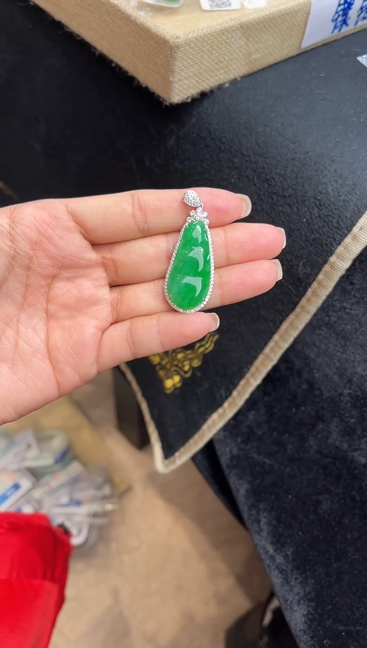 颈饰18K金镶嵌翡翠吊坠