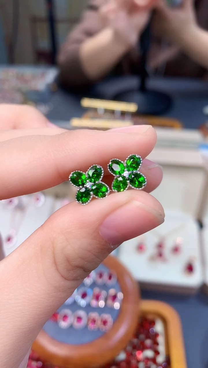 【闪购商品】透辉石耳钉银S925镶嵌天然