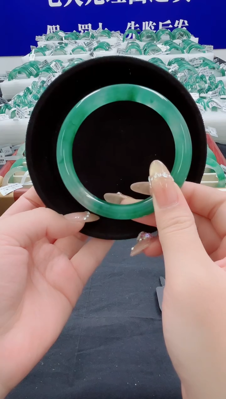 未镶嵌手镯石英质玉（非洲翠）圈口64