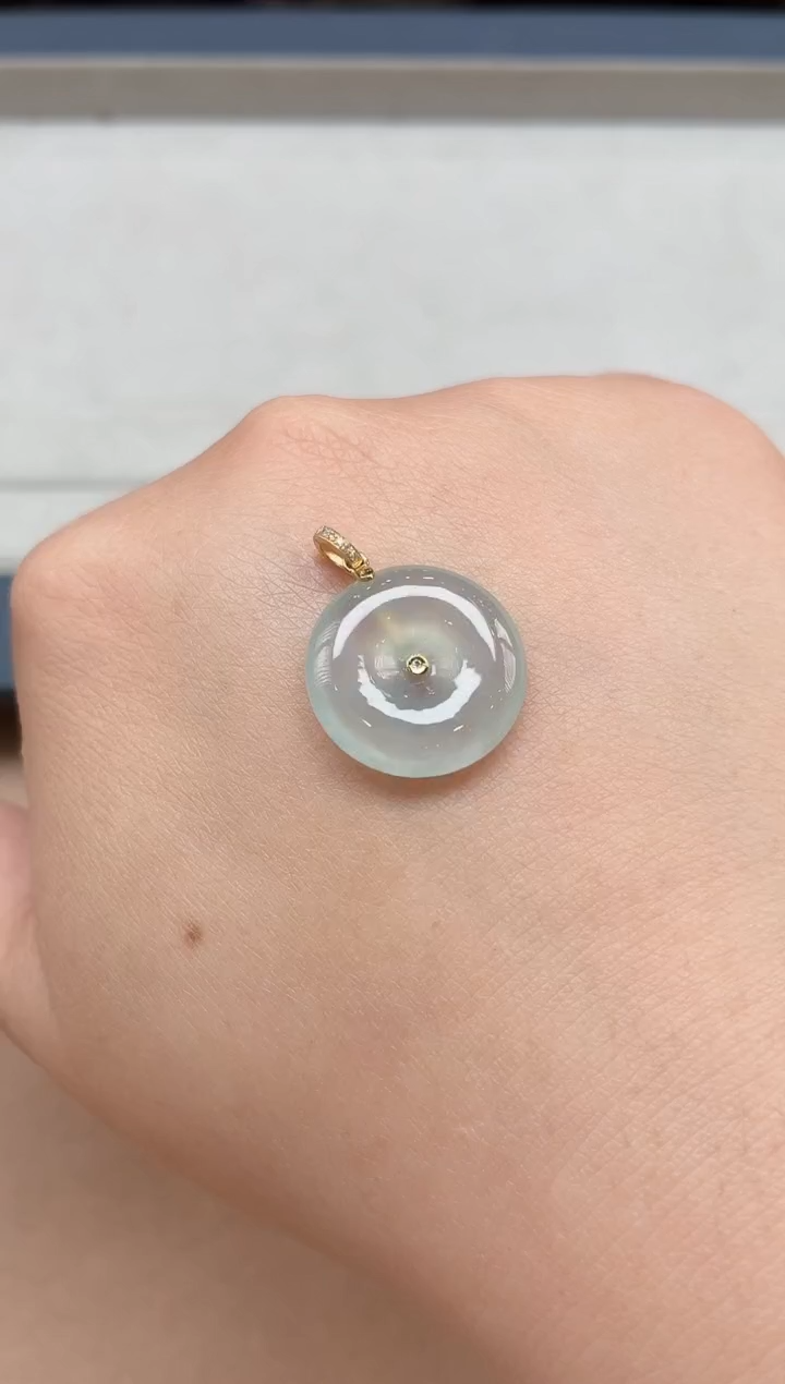 翡翠18K金镶嵌颈饰平安扣