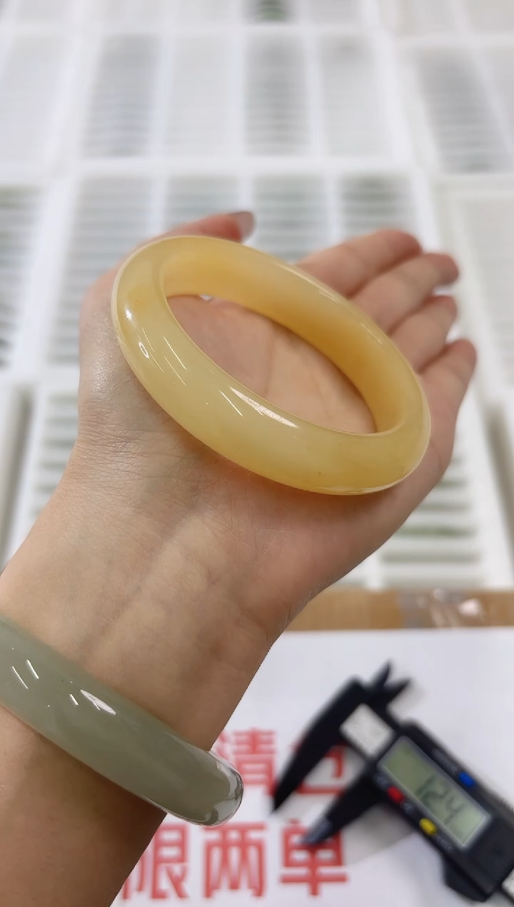 未镶嵌手镯石英质玉124-56HU