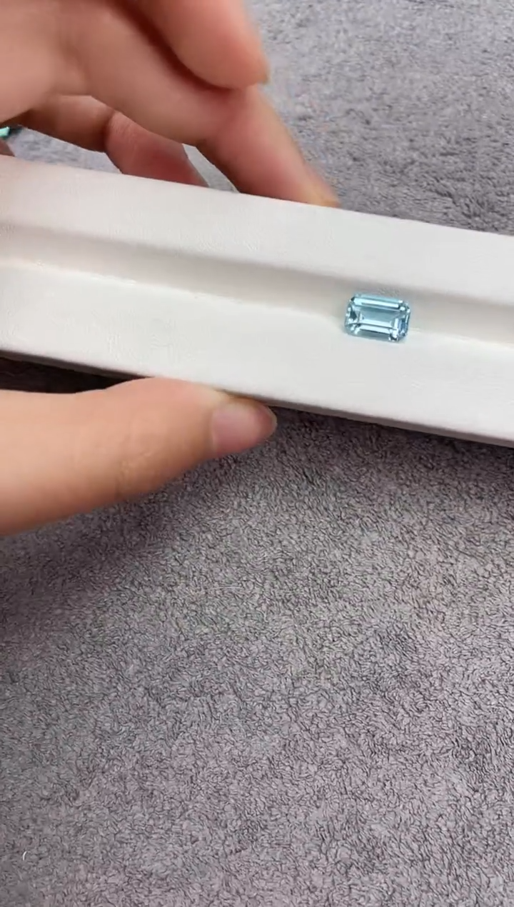 【闪购商品】海蓝宝石笔搁未镶嵌2.5克拉