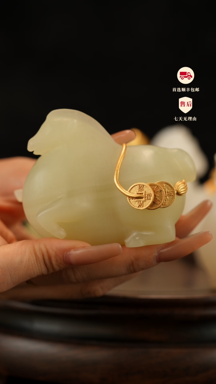 云南石竹叶青雕刻：马背金币摆件