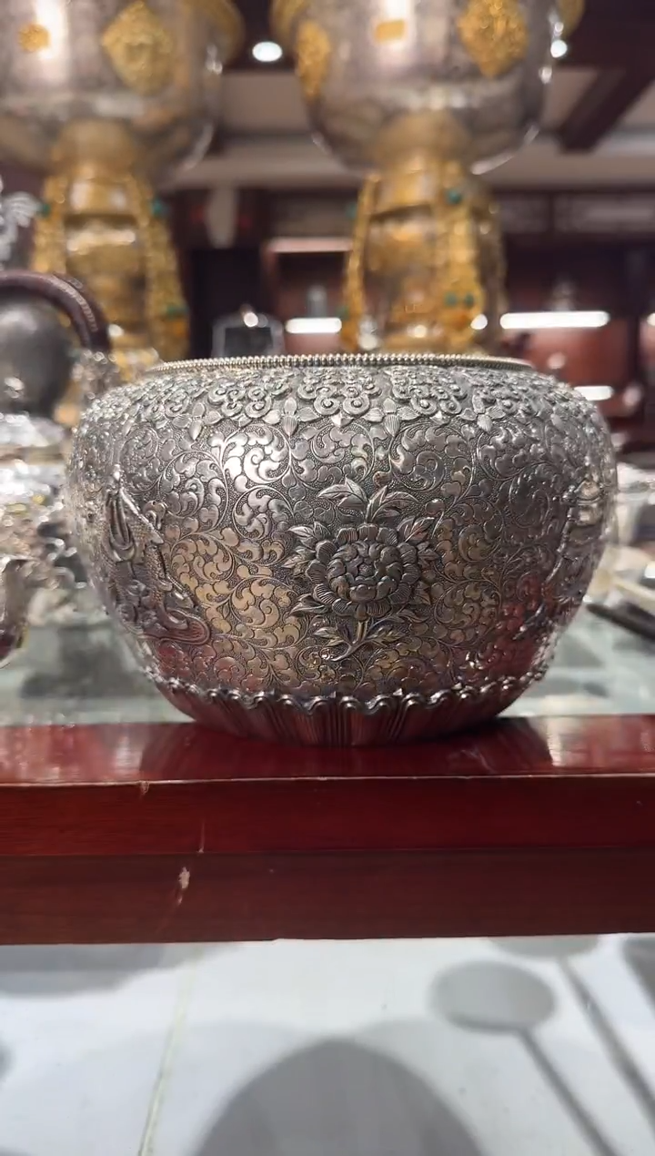 咖*?足银精工手工八宝鏨刻熏色银钵