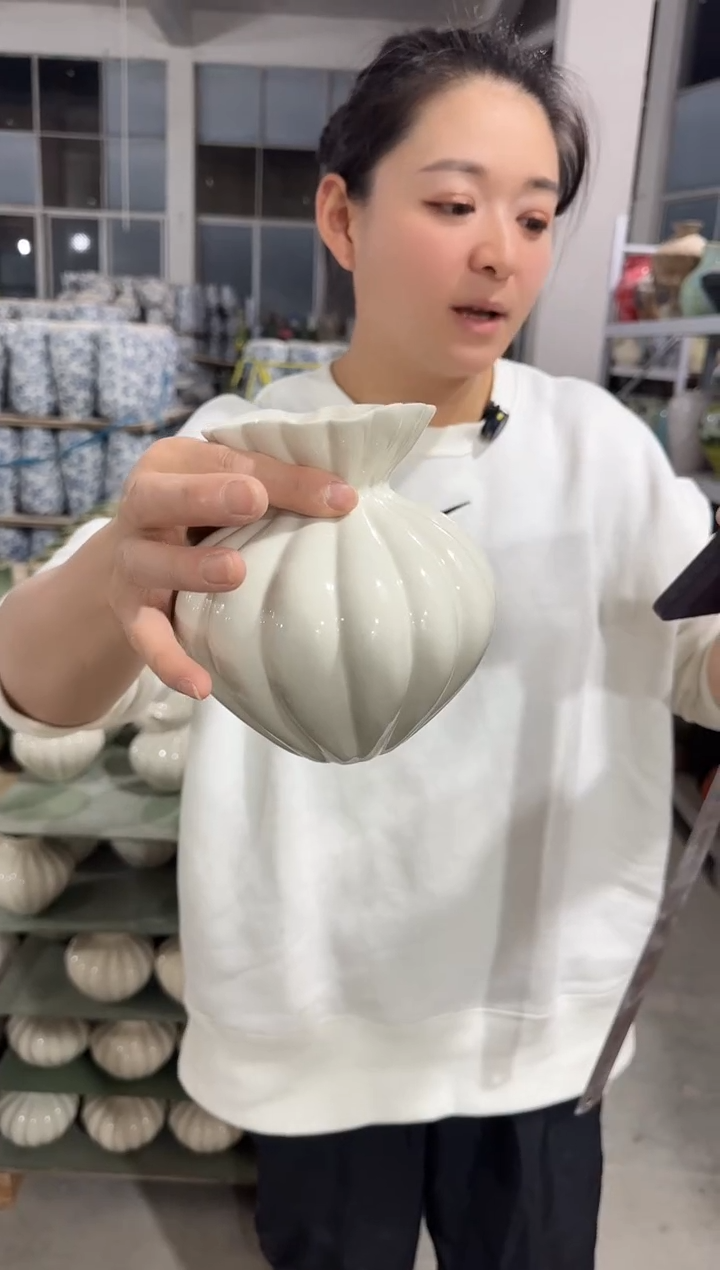 小号乳白色陶瓷花瓶