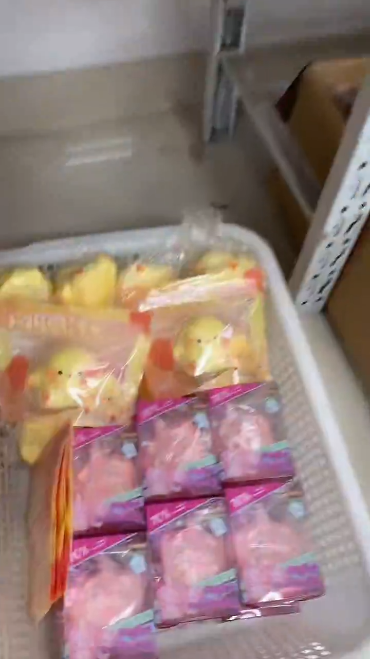 粉色猪猪吸吸冰+小鸡崽有变形+蛋黄酥，默认瑕疵无售后