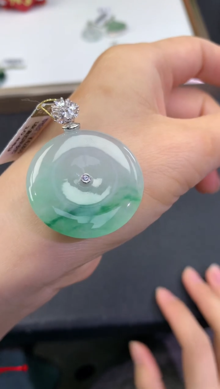 【闪购商品】翡翠颈饰18K金镶嵌         