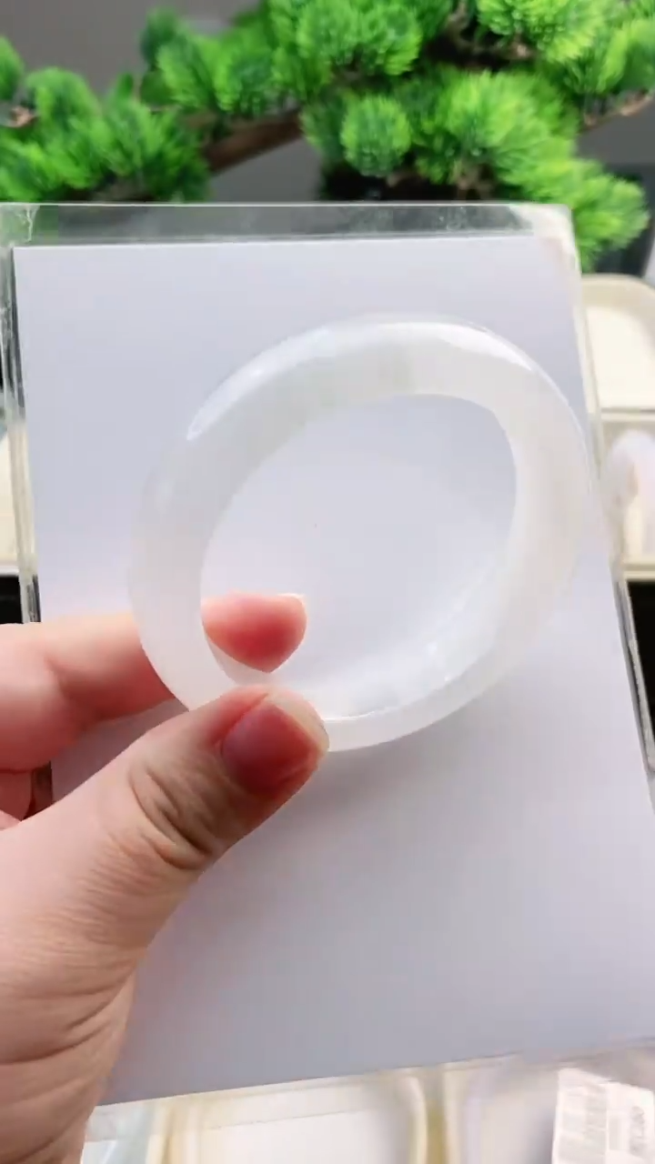 【闪购商品】石英质玉手镯未镶嵌56