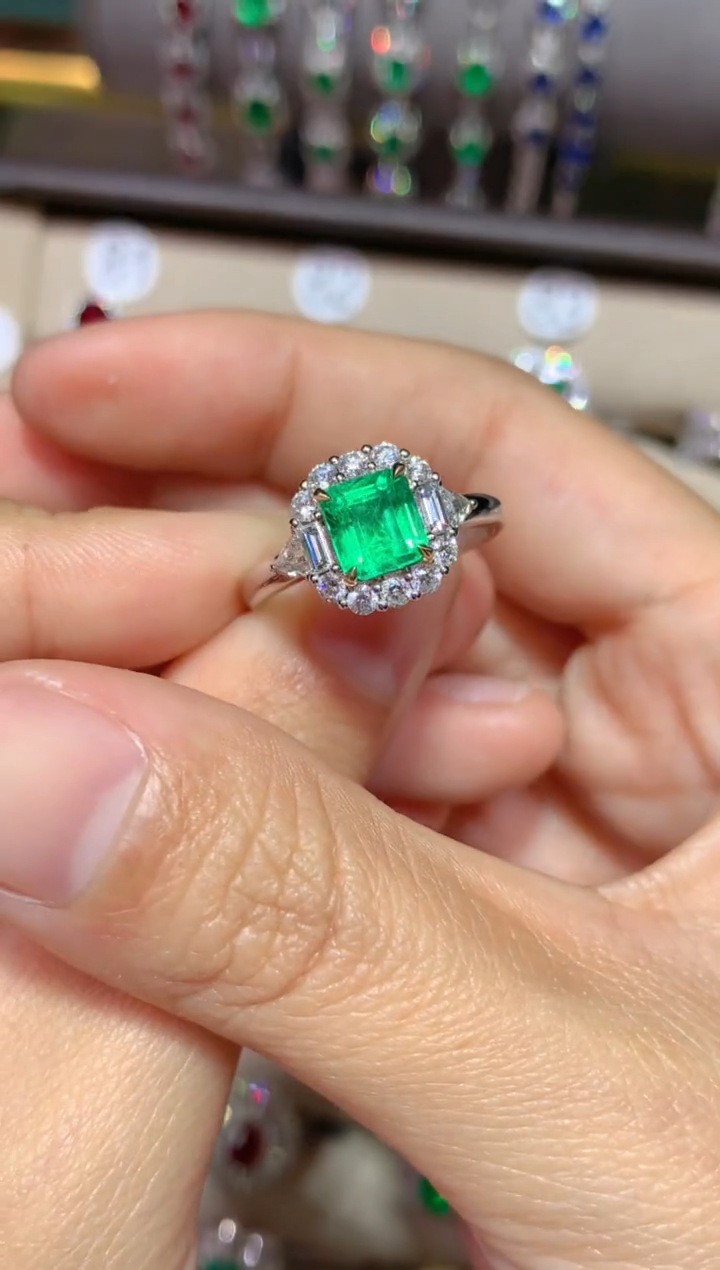 【闪购商品】祖母绿戒指18K金镶嵌1.45CT