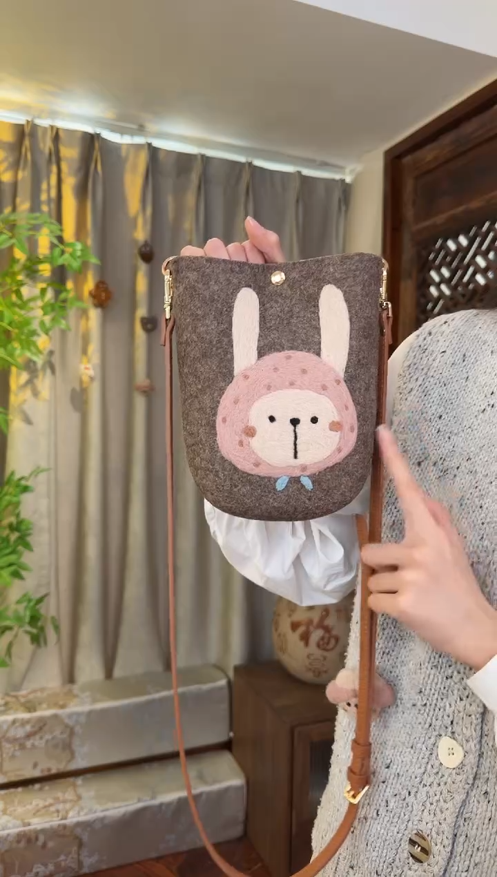 羊毛非遗羊毛毡包 手机包兔子