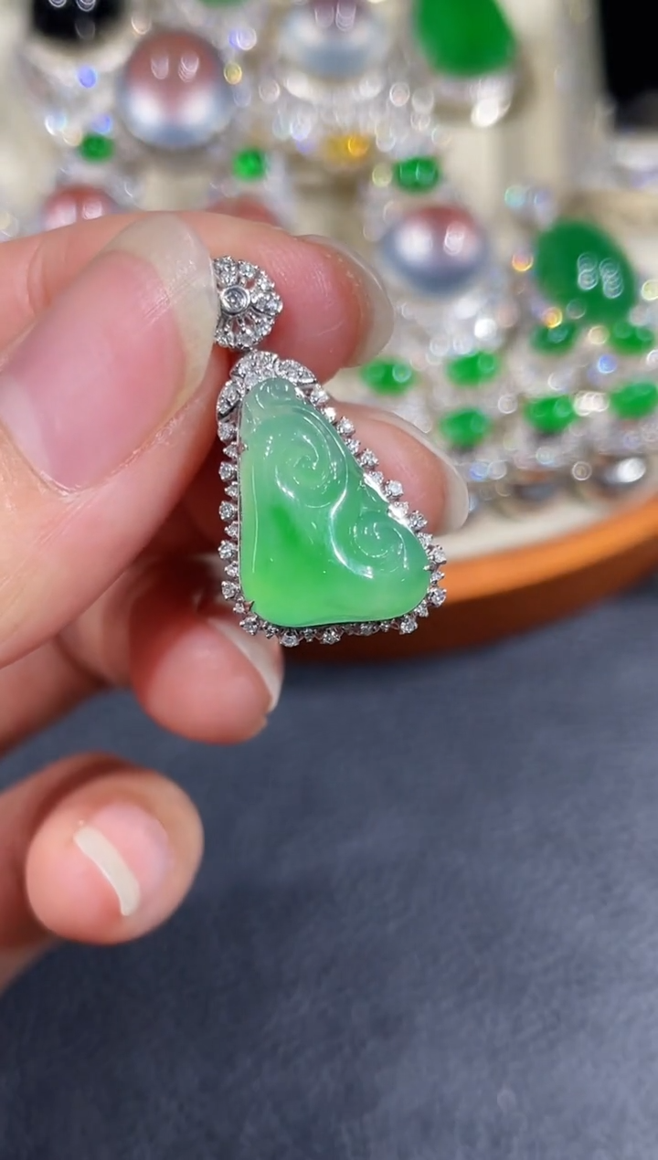 吊坠(不含链)18K金镶嵌翡翠如意