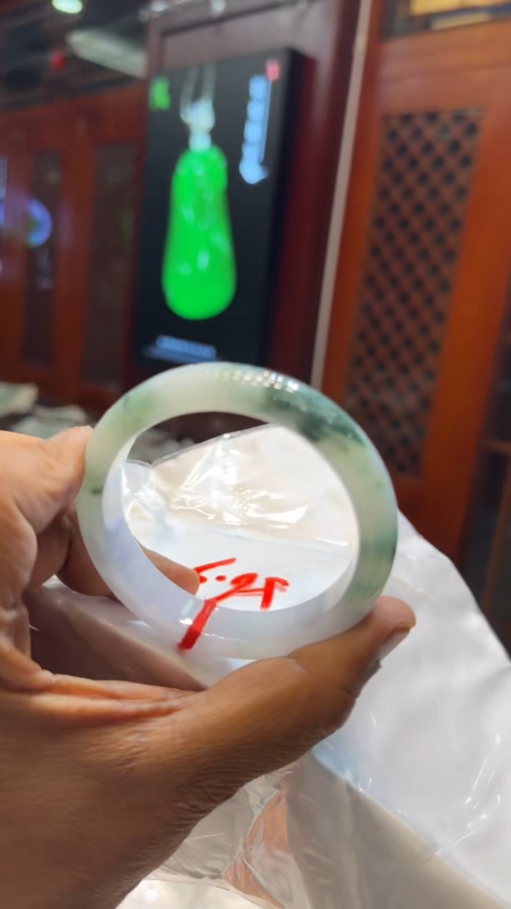 未镶嵌手镯翡翠手镯