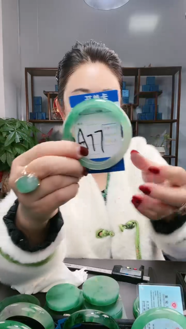 【闪购商品】石英质玉手镯未镶嵌非洲翠