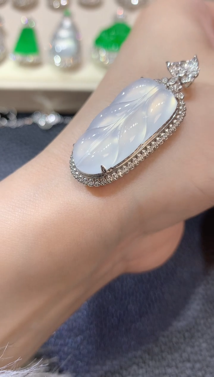 【闪购商品】翡翠吊坠(不含链)18K金镶嵌A71