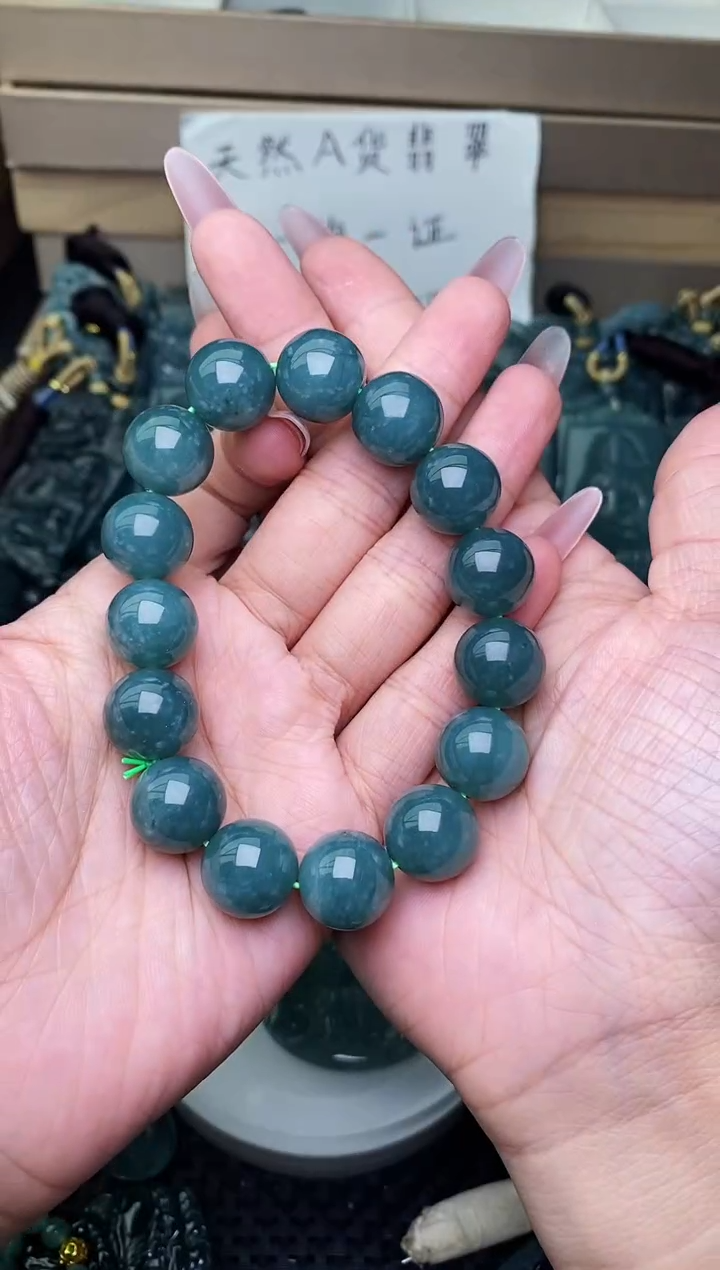 颈饰未镶嵌翡翠 