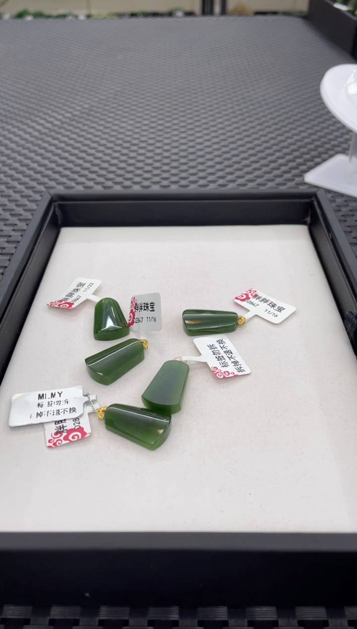 吊坠(不含链)18K金镶嵌和田玉无事牌（多样性发一件）D2847