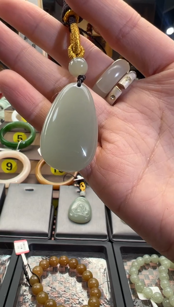【闪购商品】和田玉吊坠(赠链)未镶嵌且末料青白玉水滴牌