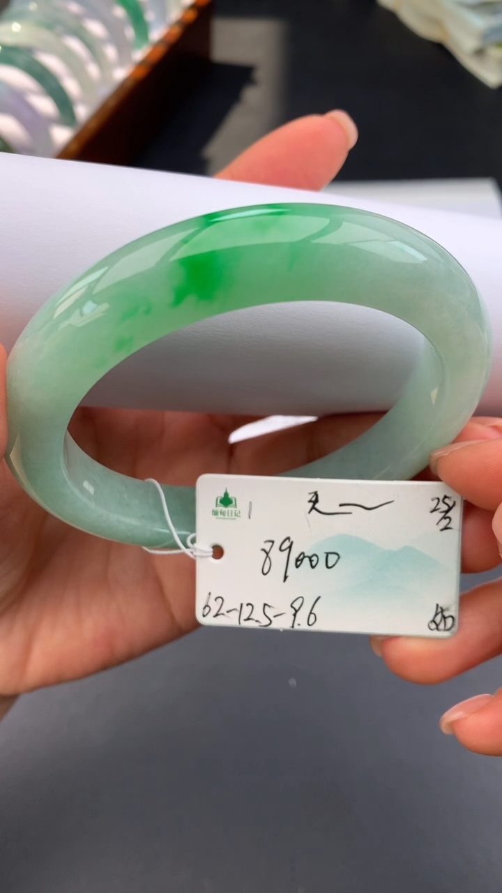 【闪购商品】翡翠手镯未镶嵌女神节#送礼#，订金1万元~