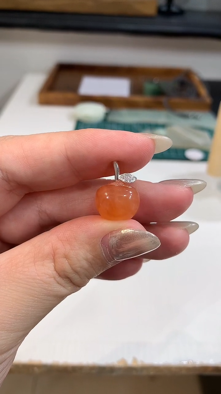 未镶嵌蛇纹石玉吊坠(不含链)柿子微瑕