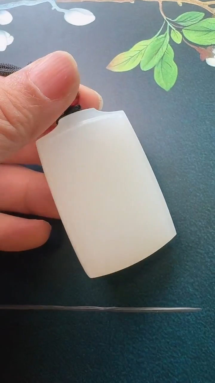 颈饰未镶嵌和田玉吊坠