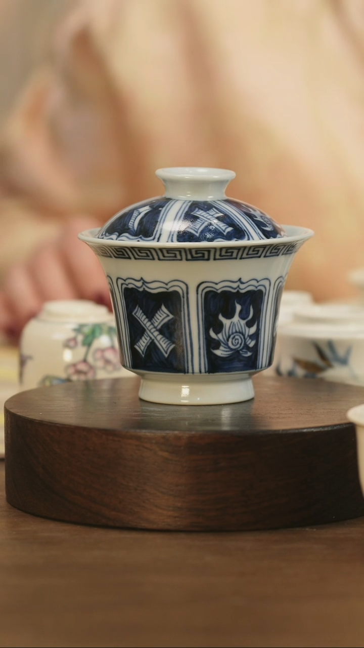 【闪购商品】景德镇手工青花八宝马蹄盖碗