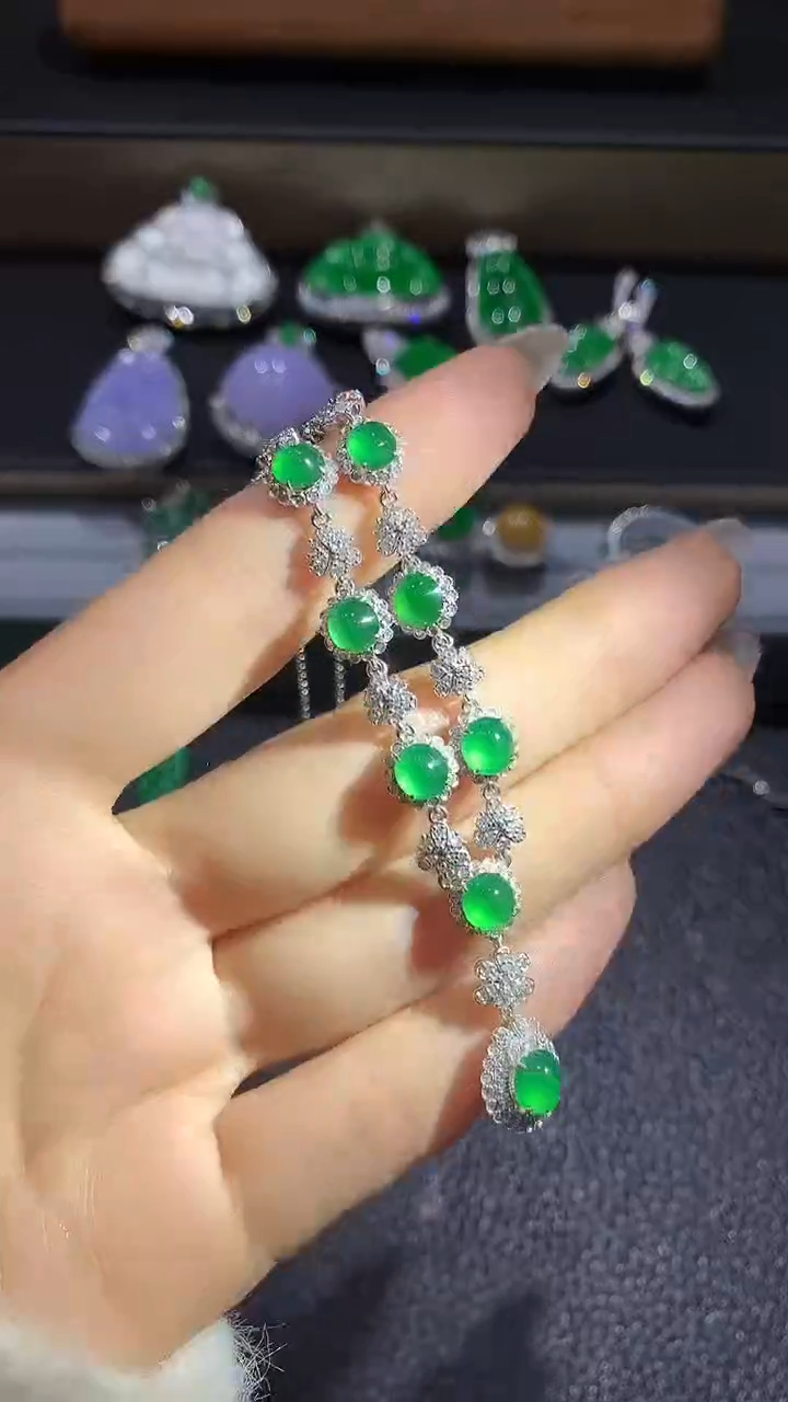 【闪购商品】翡翠吊坠(赠链)18K金镶嵌40团购