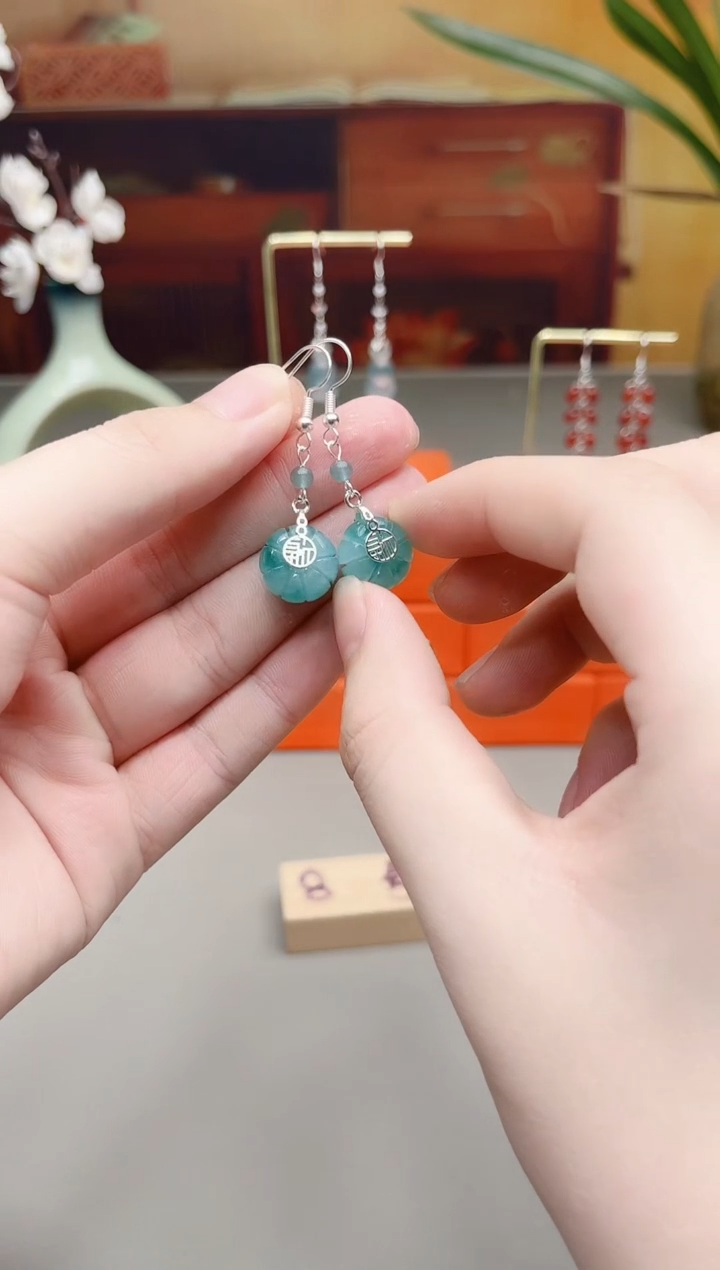 未镶嵌石英质玉（天山翠）耳钉飘花葫芦