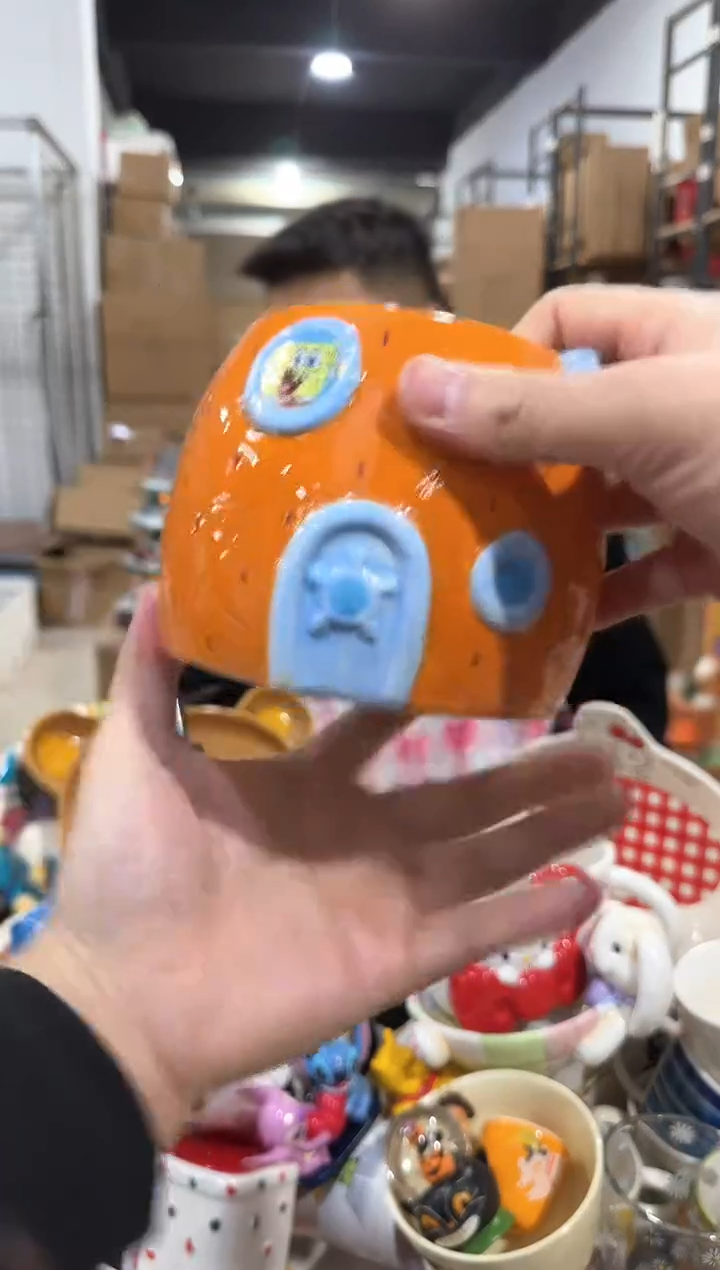 瓷片海绵宝宝笔筒