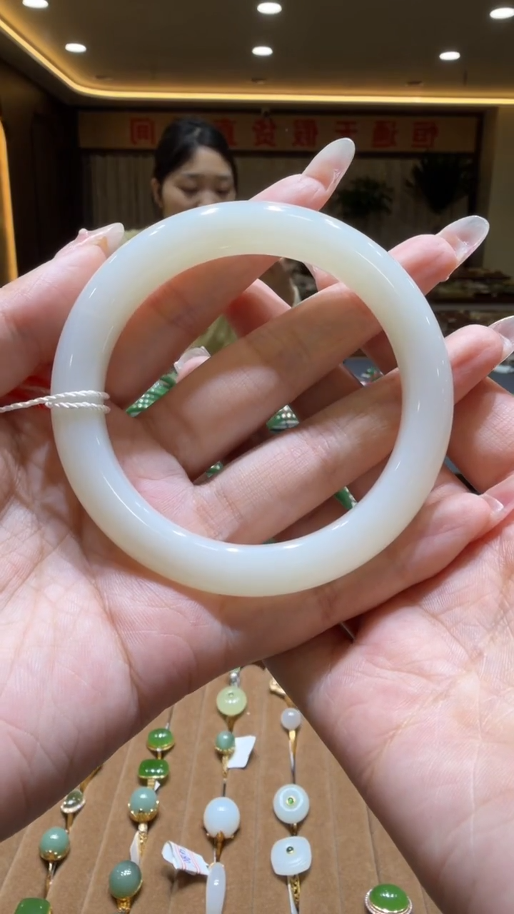 颈饰未镶嵌和田玉手镯56+