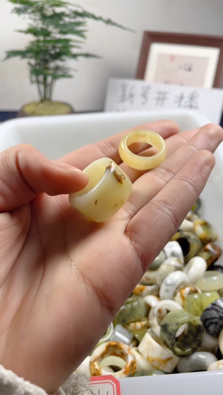 未镶嵌蛇纹石玉戒圈董*74