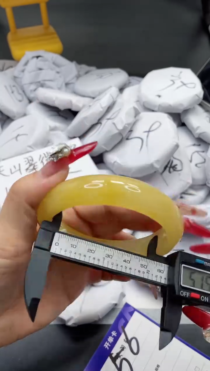 【闪购商品】石英质玉手镯未镶嵌56