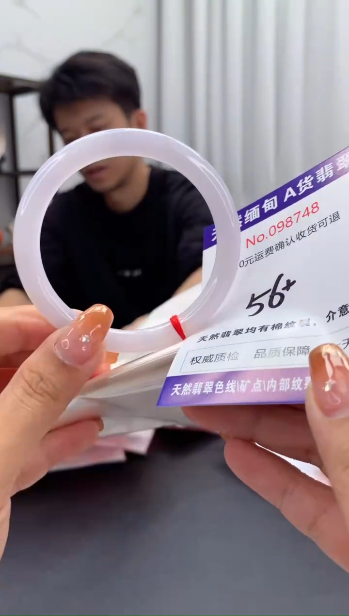 未镶嵌手镯翡翠有纹，完美者勿拍