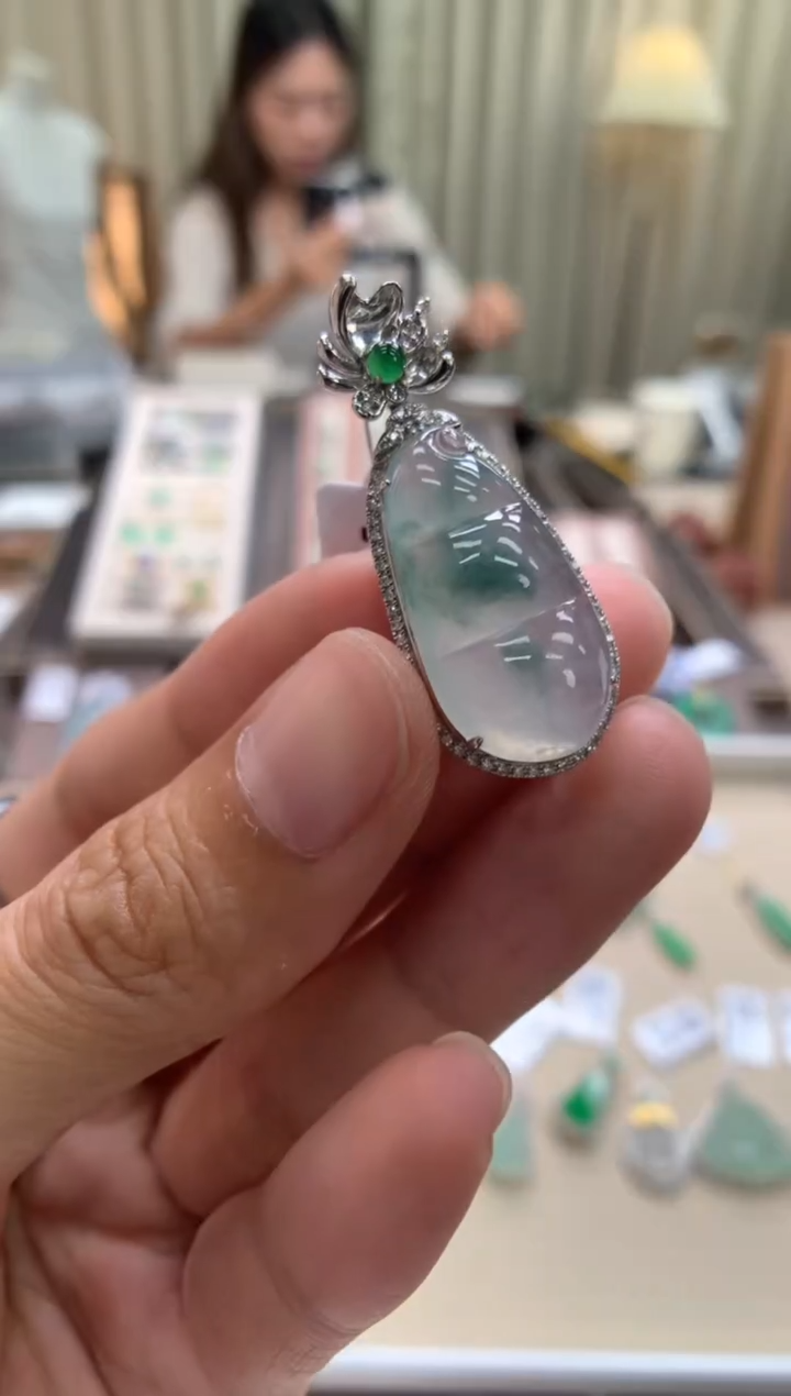 翡翠18K金镶嵌颈饰福豆