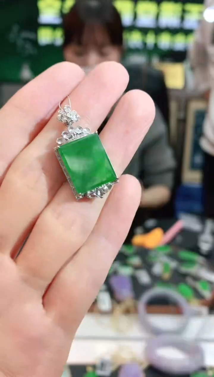 【闪购商品】翡翠颈饰18K金镶嵌赠礼盒证书 小君