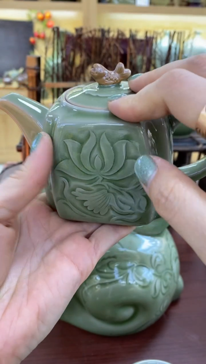 【闪购商品】021540微瑕手工刻花荷香茶壶